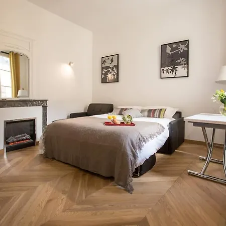Apartman Historic Parisian Gem Chic & Central Retreat *