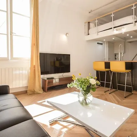 Historic Parisian Gem Chic & Central Retreat *