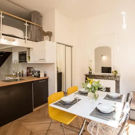 Historic Parisian Gem Chic & Central Retreat Párizs