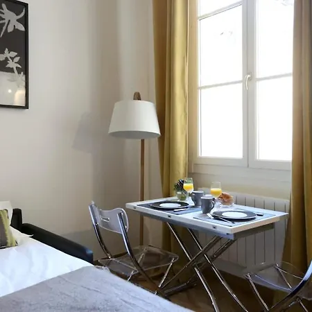 Apartman Historic Parisian Gem Chic & Central Retreat