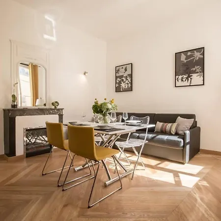 Apartman Historic Parisian Gem Chic & Central Retreat *