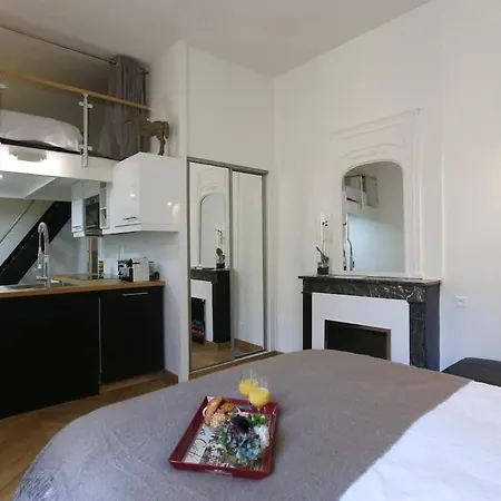 Historic Parisian Gem Chic & Central Retreat Apartman